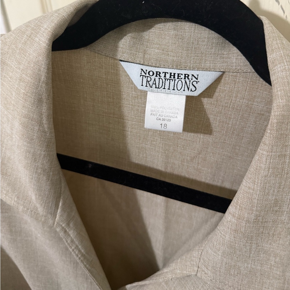 Northern Traditions Beige Button Front Blouse w/ Shoulder Pads | Size 18 - Picture 5 of 12